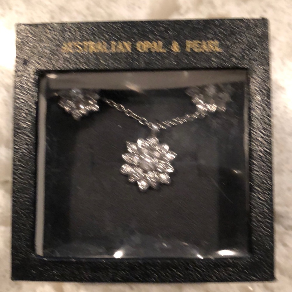 Vintage crystal earring and necklace set. - Picture 2 of 2